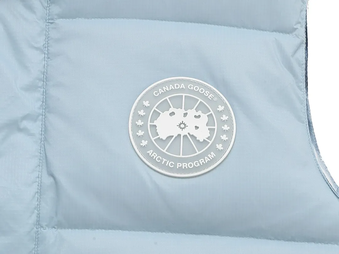 P480 Aqua Blue] Canadagoose/Canada Goose White Label Glacier Down Vest Canada Goose's new "Northern Lights Series" down vest Canada Goose's new "Northern Lights" Northern Lights White Label Down Vest is on sale! The light and layered colors give people the feeling of being trapped in the mist around icebergs and glaciers. It can be said to be very dreamy! Original YKK zipper, Size:XS-XXL